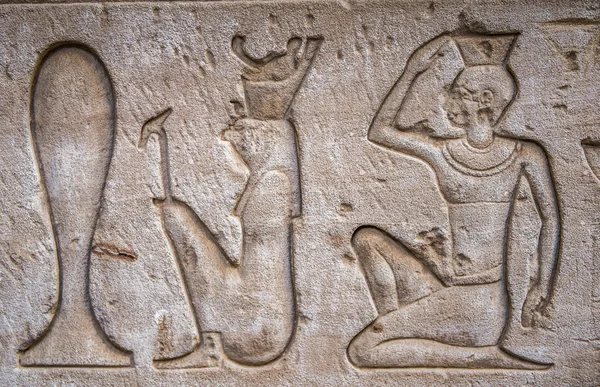 Egyptiska hieroglyfer på väggen i ett tempel — Stockfoto