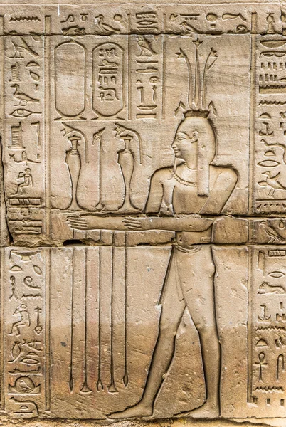 Hieroglife egiptene pe perete într-un templu — Fotografie, imagine de stoc