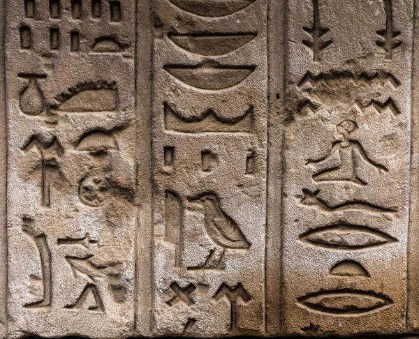 Egyptiska hieroglyfer på väggen i ett tempel — Stockfoto