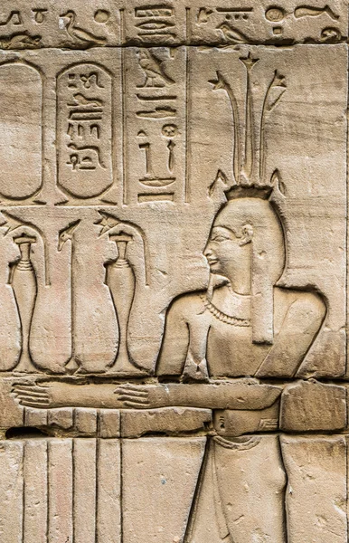 Egyptische hiërogliefen op de muur in een tempel — Stockfoto