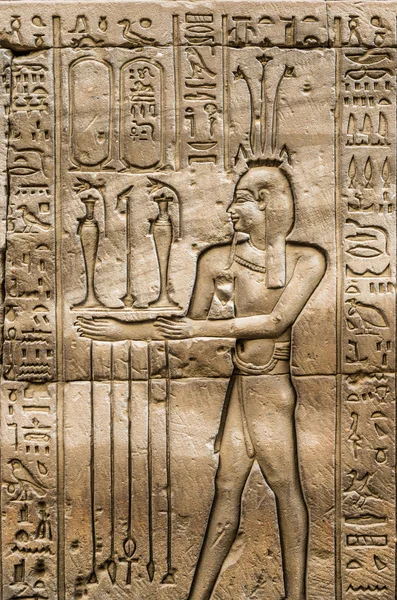 Egyptské hieroglyfy na zdi chrámu Horovi v Egyptě — Stock fotografie