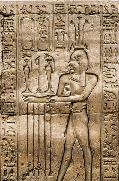 Ägyptische Hieroglyphen an der Wand des Horus-Tempels in Ägypten — Stockfoto