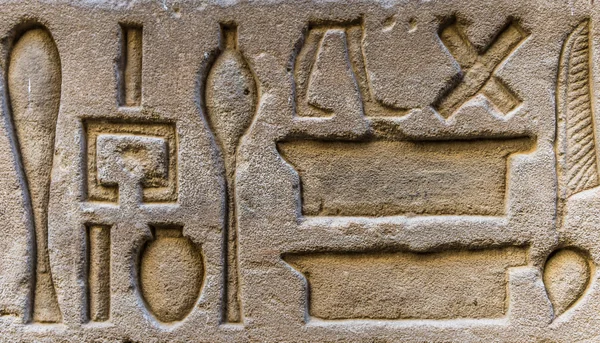 Hiéroglyphes égyptiens sur le mur du temple Horus en Egypte — Photo