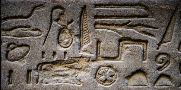 Ägyptische Hieroglyphen an der Wand des Horus-Tempels in Ägypten — Stockfoto