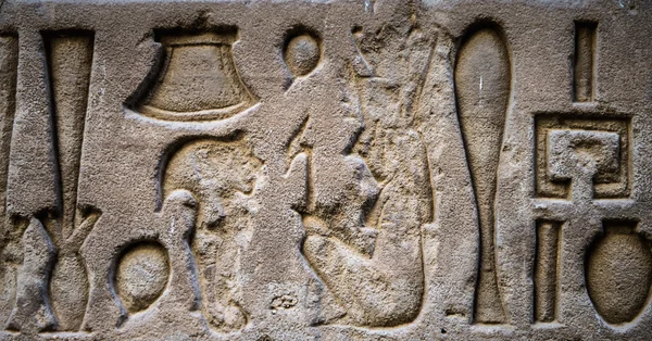 Hiéroglyphes égyptiens sur le mur du temple Horus en Egypte — Photo