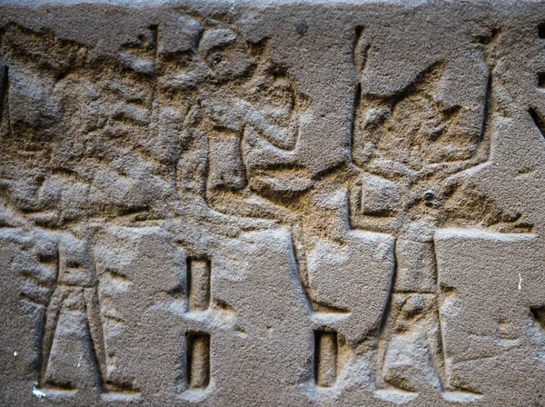 Jeroglíficos egipcios en la pared del templo de Horus en Egipto —  Fotos de Stock