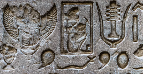 Єгипетські ієрогліфи на стіні гора храм у Єгипті — стокове фото