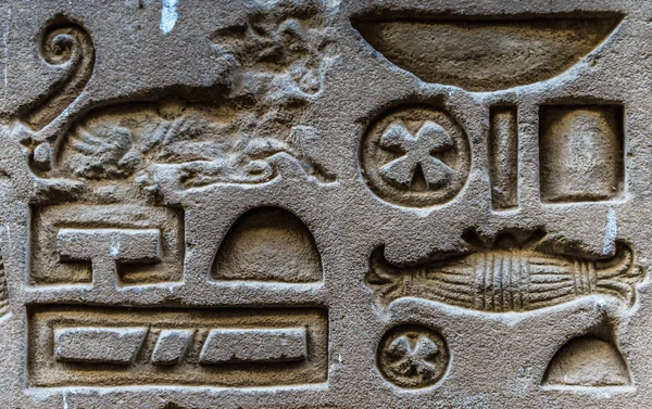 Hiéroglyphes égyptiens sur le mur du temple Horus en Egypte — Photo