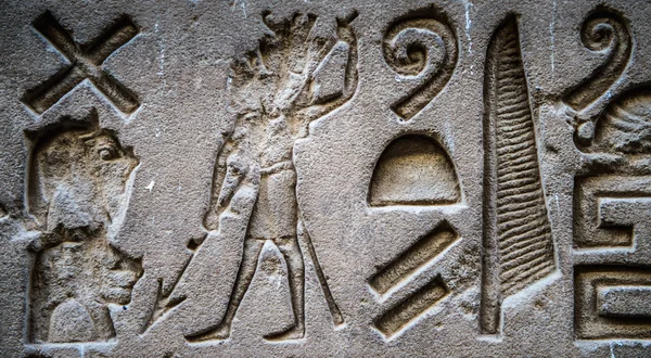 Egyptiska hieroglyfer på väggen i Horus tempel i Egypten — Stockfoto