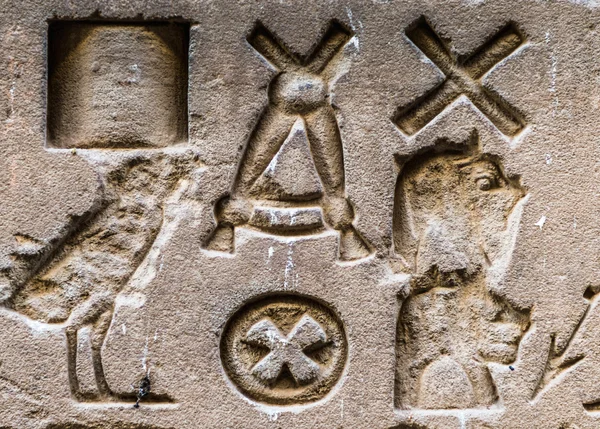 Hiéroglyphes égyptiens sur le mur du temple Horus en Egypte — Photo