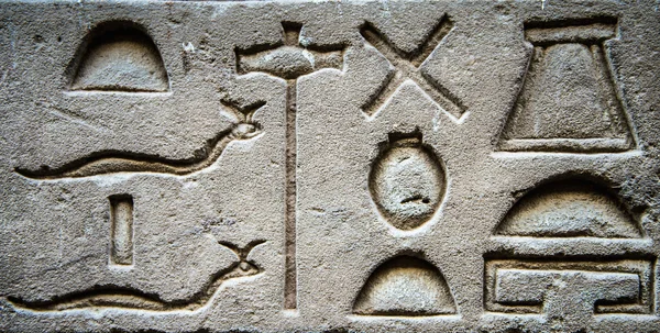 Hiéroglyphes égyptiens sur le mur du temple Horus en Egypte — Photo