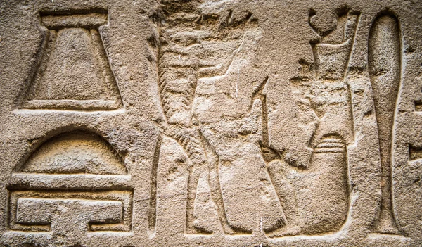 Egyptské hieroglyfy na zdi chrámu Horovi v Egyptě — Stock fotografie