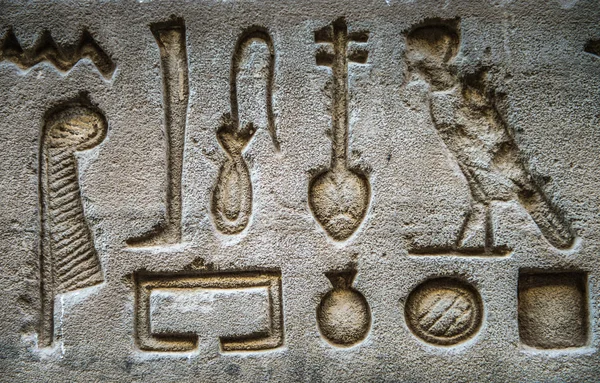 Egyptské hieroglyfy na zdi chrámu Horovi v Egyptě — Stock fotografie