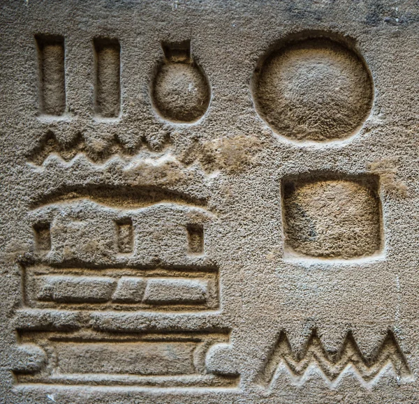 Egyptian hieroglyphs on the wall in the Sobek temple in Kom Ombo, Egypt — Stock Photo, Image