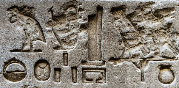 Egyptian hieroglyphs on the wall in the Sobek temple in Kom Ombo, Egypt — Stock Photo, Image