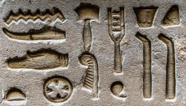 Egyptian hieroglyphs on the wall in the Sobek temple in Kom Ombo, Egypt — Stock Photo, Image