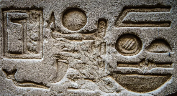 Egyptské hieroglyfy na zdi v chrámu Sobek v Kóm Ombo, Egypt — Stock fotografie