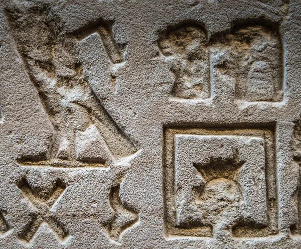 Egyptiska hieroglyfer på väggen i Sobek templet i Kom Ombo, Egypten — Stockfoto