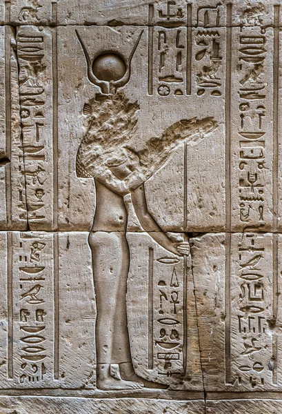 Egyptiska hieroglyfer på väggen i Sobek templet i Kom Ombo, Egypten — Stockfoto