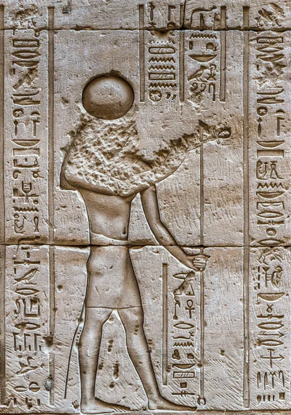 Egyptiska hieroglyfer på väggen i Sobek templet i Kom Ombo, Egypten — Stockfoto