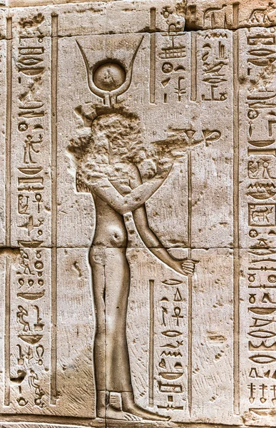 Egyptische hiërogliefen op de muur in de Sobek tempel in Kom Ombo, Egypte — Stockfoto