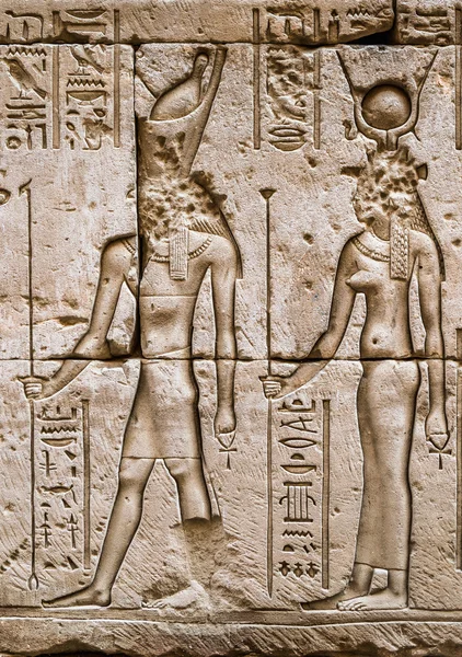 Hieróglifos egípcios na parede do templo de Sobek em Kom Ombo, Egito — Fotografia de Stock