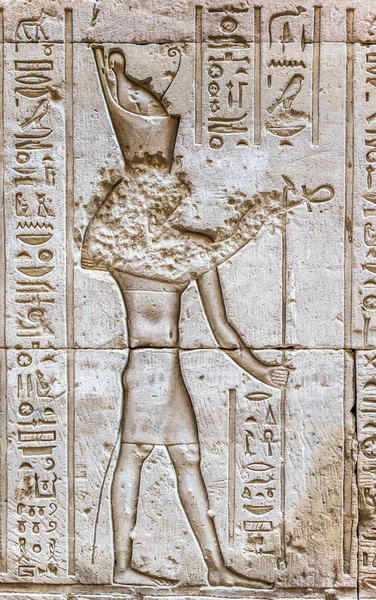 Egyptian hieroglyphs on the wall in the Sobek temple in Kom Ombo, Egypt — Stock Photo, Image