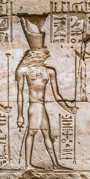 Egyptian hieroglyphs on the wall in the Sobek temple in Kom Ombo, Egypt — Stock Photo, Image