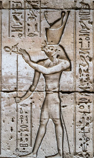 Egyptské hieroglyfy na zdi v chrámu Sobek v Kóm Ombo, Egypt — Stock fotografie