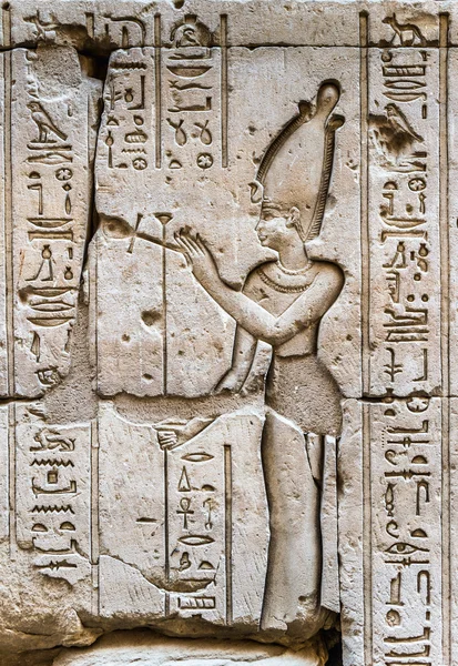 Egyptische hiërogliefen op de muur in de Sobek tempel in Kom Ombo, Egypte — Stockfoto
