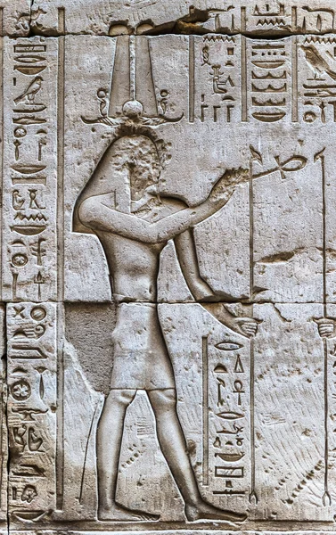 Egyptian hieroglyphs on the wall in the Sobek temple in Kom Ombo, Egypt — Stock Photo, Image