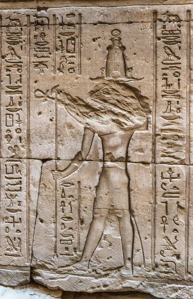 Egyptiska hieroglyfer på väggen i Sobek templet i Kom Ombo, Egypten — Stockfoto