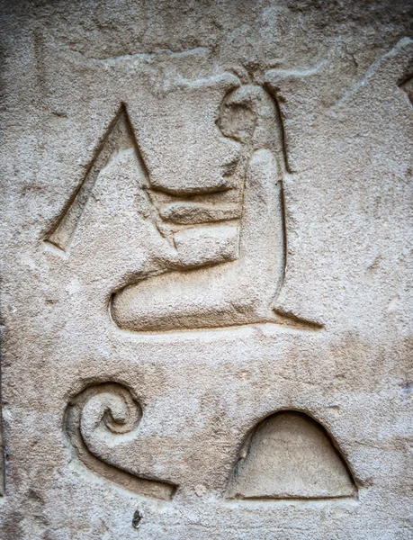 Egyptiska hieroglyfer på väggen i Sobek templet i Kom Ombo, Egypten — Stockfoto