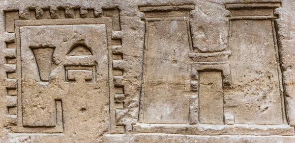 Jeroglíficos egipcios en la pared del templo Sobek en Kom Ombo, Egipto —  Fotos de Stock