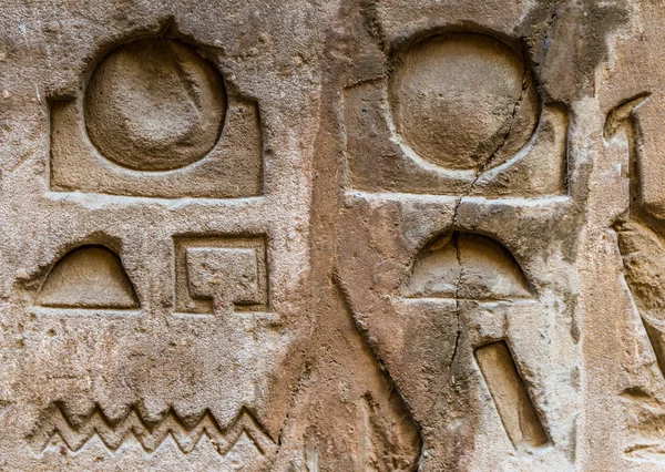 Ägyptische Hieroglyphen an der Wand im sobek-Tempel in kom ombo, Ägypten — Stockfoto