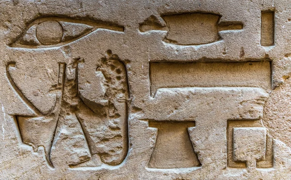 A falon a Szobek templomban Kom Ombo, Egyiptom, egyiptomi hieroglifák megfejtése — Stock Fotó