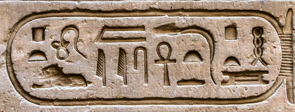 Jeroglíficos egipcios en la pared del templo Sobek en Kom Ombo, Egipto — Foto de Stock