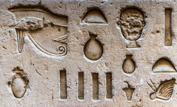 Egyptian hieroglyphs on the wall in the Sobek temple in Kom Ombo, Egypt — Stock Photo, Image