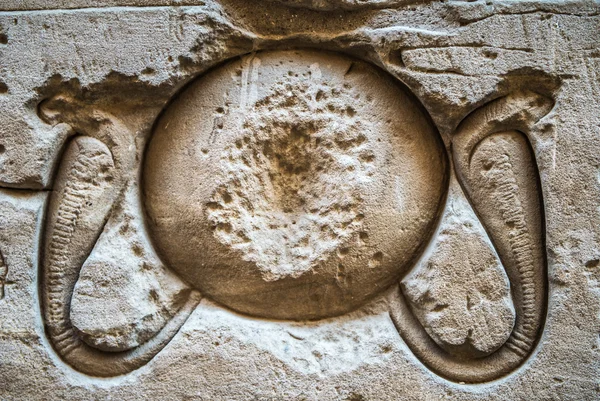 Jeroglíficos egipcios en la pared del templo Sobek en Kom Ombo, Egipto —  Fotos de Stock