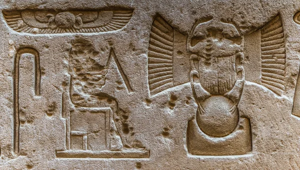 Egyptské hieroglyfy na zdi v chrámu Sobek v Kóm Ombo, Egypt — Stock fotografie