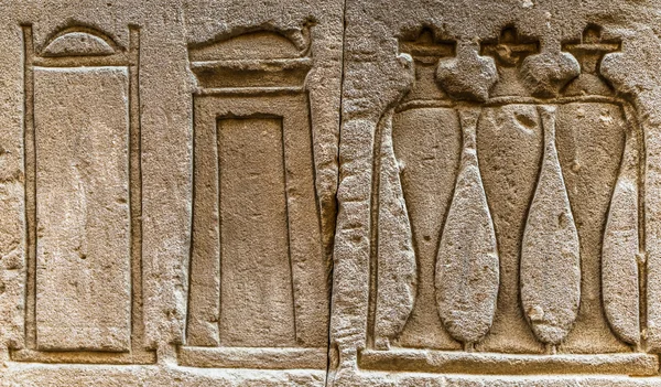 Egyptiska hieroglyfer på väggen i Sobek templet i Kom Ombo, Egypten — Stockfoto