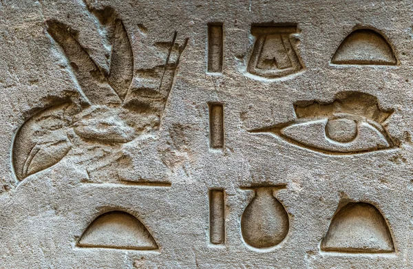 A falon a Szobek templomban Kom Ombo, Egyiptom, egyiptomi hieroglifák megfejtése — Stock Fotó