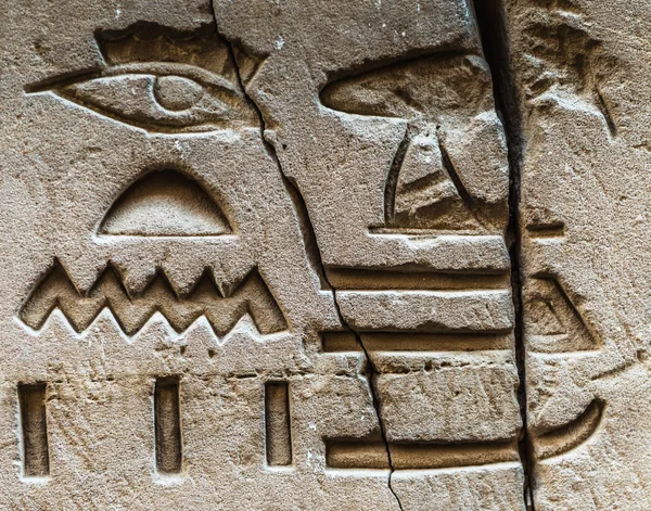 Jeroglíficos egipcios en la pared del templo Sobek en Kom Ombo, Egipto — Foto de Stock