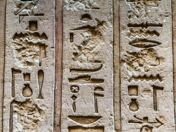 Hieróglifos egípcios na parede do templo de Sobek em Kom Ombo, Egito — Fotografia de Stock