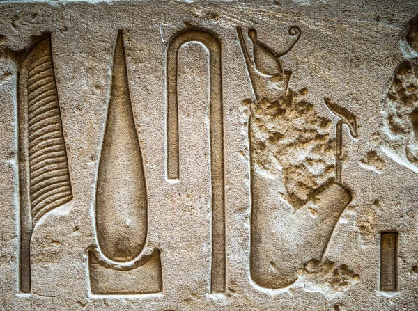 Egyptiska hieroglyfer på väggen i Sobek templet i Kom Ombo, Egypten — Stockfoto