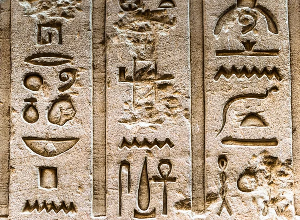 Egyptiska hieroglyfer på väggen i Sobek templet i Kom Ombo, Egypten — Stockfoto