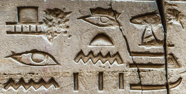 Egyptian hieroglyphs on the wall in the Sobek temple in Kom Ombo, Egypt — Stock Photo, Image