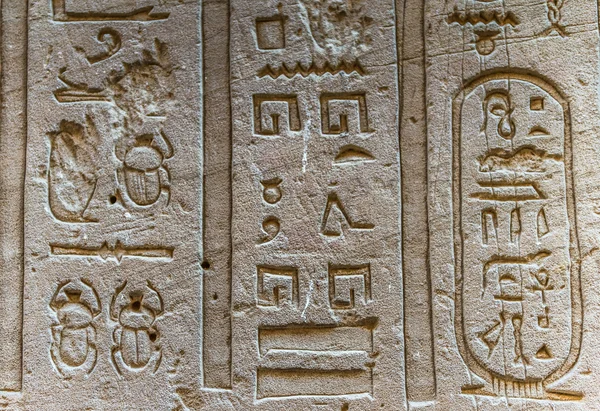 Egyptiska hieroglyfer på väggen i Sobek templet i Kom Ombo, Egypten — Stockfoto