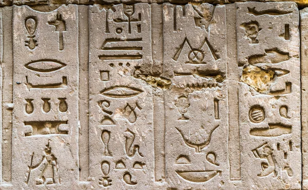 Egyptian hieroglyphs on the wall in the Sobek temple in Kom Ombo, Egypt — Stock Photo, Image