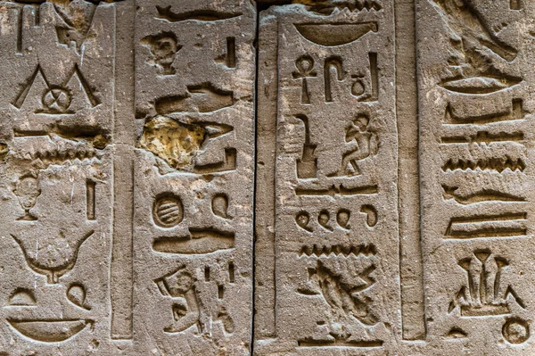 埃及象形文字在柑翁布，埃及的索贝克寺庙的墙上 — 图库照片
